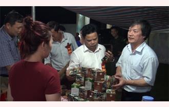Phiên chợ đưa hàng Việt về miền núi tại Văn Chấn